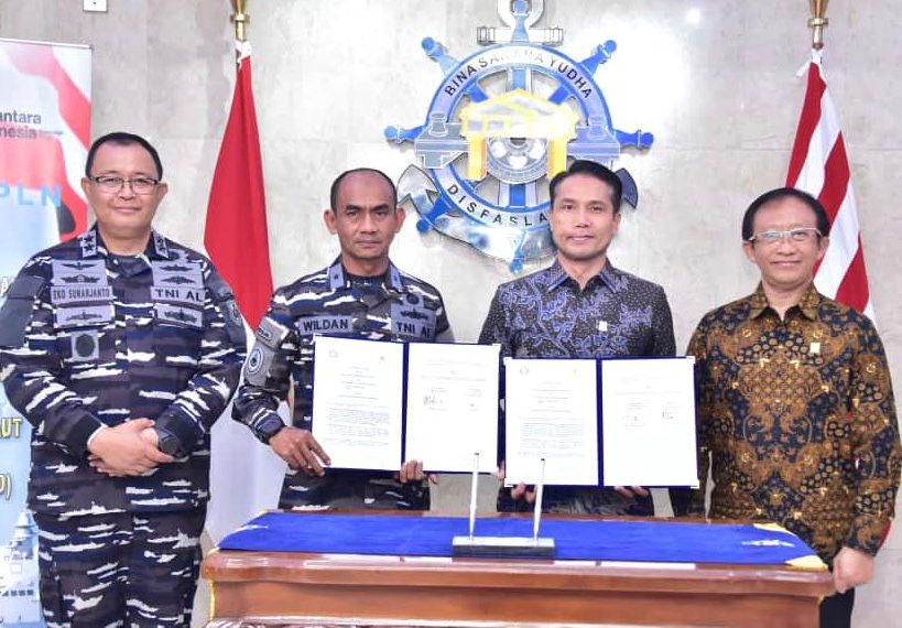 Penandatanganan PKS antara TNI AL yang diwakili Kadisfaslanal, Laksamana Pertama TNI Yusep Wildan (kedua dari kiri) dengan PLN yang diwakili GM PLN UID Jawa Timur, Ahmad Mustaqir (kedua dari kanan) disaksikan Direktur Retail dan Niaga PLN, Adi Priyanto (kanan) dan Asisten Logistik Kepala Staf Angkatan Laut, Laksamana Muda TNI Eko Sunarjanto (kiri) terkait layanan khusus jaringan listrik di Koarmada II pada Rabu (17/09/2025) di Mabes TNI AL Cilangkap, Jakarta Timur. (Divkom PLN Pusat)