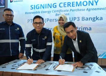 Disaksikan oleh General Manager PLN UIW Babel, Ira Savitri (dua dari kanan) dan General Manager Smelter PT MSP, Sungeng Riyadi (kiri), penandatanganan kesepakatan pembelian Renewable Energy Certificate (REC) dilakukan oleh  Manager PLN UP3 Bangka, Muhammad Taufik (kanan), dan Direktur Operasional PT Mitra Stania Prima, An Sudarno (dua dari kiri) pada kamis (18/09/2025). (Divkom PLN Pusat)