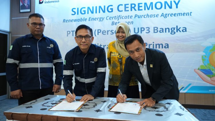 Disaksikan oleh General Manager PLN UIW Babel, Ira Savitri (dua dari kanan) dan General Manager Smelter PT MSP, Sungeng Riyadi (kiri), penandatanganan kesepakatan pembelian Renewable Energy Certificate (REC) dilakukan oleh  Manager PLN UP3 Bangka, Muhammad Taufik (kanan), dan Direktur Operasional PT Mitra Stania Prima, An Sudarno (dua dari kiri) pada kamis (18/09/2025). (Divkom PLN Pusat)