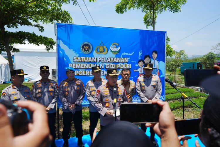 Kapolri Jenderal Listyo Sigit Prabowo saat memberikan keterang pers disela kegiatan peninjauan Operasional SPPG Polri di Pabelan, Semarang, Jawa Tengah. (Istimewa)