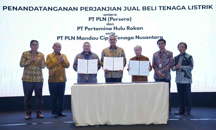 Disaksikan oleh Kepala Satuan Kerja Khusus Pelaksana Kegiatan Usaha Hulu Minyak dan Gas Bumi (SKK Migas), Djoko Siswanto (kedua dari kiri), Direktur Pembinaan Pengusahaan Ketenagalistrikan Ditjen Ketenagalistrikan KESDM, Havidh Nazif (kedua dari kanan), Direktur Retail dan Niaga PLN, Adi Prianto (kanan) dan Wakil Direktur Utama Pertamina, Oki Muraza (kiri), penandatanganan Perjanjian Jual Beli Tenaga Listrik (PJTBL) antara General Manager PLN Unit Induk Distribusi Riau dan Kepulauan Riau, Joni (ketiga dari kiri), Direktur Utama Pertamina Hulu Rokan, Ruby Mulyawan (tengah) dan Direktur Utama PLN MCTN, Junaidi Abdi (ketiga dari kanan). (Divkom PLN Pusat)