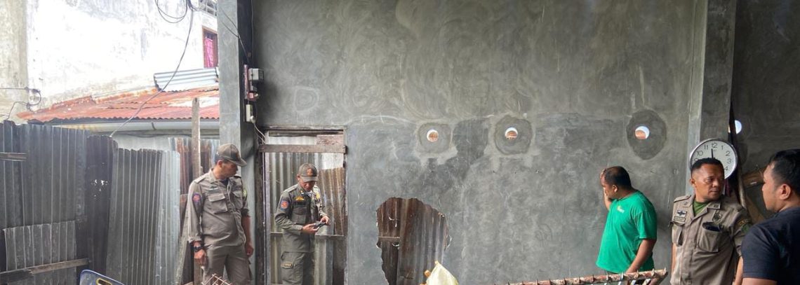 Petugas Satpol PP Kota Medan saat melakukan penindakan di bangunan lahan parkir Syafa Snack, pada Jumat, (12/09/2025) lalu. (PenaTerkini.co.id)