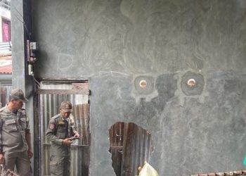 Petugas Satpol PP Kota Medan saat melakukan penindakan di bangunan lahan parkir Syafa Snack, pada Jumat, (12/09/2025) lalu. (PenaTerkini.co.id)