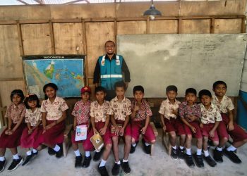 Senyum bahagia para siswa SDK 014 Sokbok, Kabupaten Mamasa, Sulawesi Barat, menyambut hadirnya listrik di sekolah mereka. Semangat baru dan harapan untuk belajar secara digital kini turut menyala bersama hadirnya akses listrik dari PLN. (Divkom PLN Pusat)