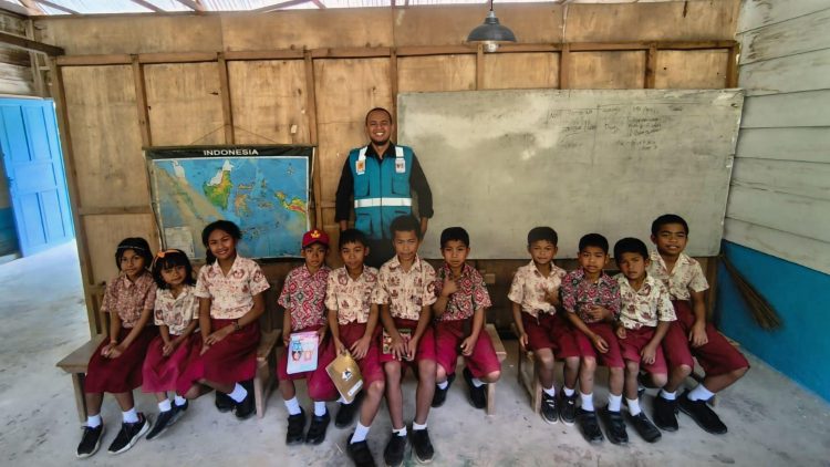 Senyum bahagia para siswa SDK 014 Sokbok, Kabupaten Mamasa, Sulawesi Barat, menyambut hadirnya listrik di sekolah mereka. Semangat baru dan harapan untuk belajar secara digital kini turut menyala bersama hadirnya akses listrik dari PLN. (Divkom PLN Pusat)