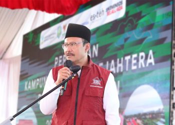 Menteri Sosial Republik Indonesia, Saifullah Yusuf dalam sambutannya saat meresmikan Kampung Nelayan Sejahtera, Desa Eretan Kulon, Indramayu, Jawa Barat, pada Senin (29/9) mengapresiasi kolaborasi seluruh pihak, termasuk PLN Group dalam menghadirkan program bantuan listrik gratis bagi 93 kepala keluarga (KK) dan tujuh fasilitas umum di kawasan relokasi.(Divkom PLN Pusat)