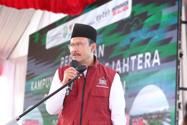 Menteri Sosial Republik Indonesia, Saifullah Yusuf dalam sambutannya saat meresmikan Kampung Nelayan Sejahtera, Desa Eretan Kulon, Indramayu, Jawa Barat, pada Senin (29/9) mengapresiasi kolaborasi seluruh pihak, termasuk PLN Group dalam menghadirkan program bantuan listrik gratis bagi 93 kepala keluarga (KK) dan tujuh fasilitas umum di kawasan relokasi.(Divkom PLN Pusat)