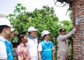 Bupati Tulungagung, Gatut Sunu Wibowo (kanan) didampingi Direktur Retail dan Niaga PLN, Adi Priyanto (kedua dari kanan), General Manager PLN UID Jawa Timur, Ahmad Mustaqir (kedua dari kiri), Ketua DPRD Tulungagung, Marsono (ketiga dari kanan), dan Manager PLN UP3 Kediri, Deny Setiawan (kiri) menyalakan sambung listrik gratis di rumah salah satu penerima bantuan penyambungan listrik gratis, Parno (ketiga dari kiri) di Desa Bukur, Kecamatan Sumbergempol, Kabupaten Tulungagung. (Divkom PLN Pusat)