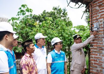 Bupati Tulungagung, Gatut Sunu Wibowo (kanan) didampingi Direktur Retail dan Niaga PLN, Adi Priyanto (kedua dari kanan), General Manager PLN UID Jawa Timur, Ahmad Mustaqir (kedua dari kiri), Ketua DPRD Tulungagung, Marsono (ketiga dari kanan), dan Manager PLN UP3 Kediri, Deny Setiawan (kiri) menyalakan sambung listrik gratis di rumah salah satu penerima bantuan penyambungan listrik gratis, Parno (ketiga dari kiri) di Desa Bukur, Kecamatan Sumbergempol, Kabupaten Tulungagung. (Divkom PLN Pusat)