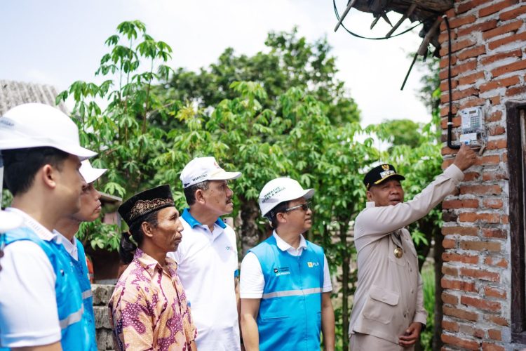 Bupati Tulungagung, Gatut Sunu Wibowo (kanan) didampingi Direktur Retail dan Niaga PLN, Adi Priyanto (kedua dari kanan), General Manager PLN UID Jawa Timur, Ahmad Mustaqir (kedua dari kiri), Ketua DPRD Tulungagung, Marsono (ketiga dari kanan), dan Manager PLN UP3 Kediri, Deny Setiawan (kiri) menyalakan sambung listrik gratis di rumah salah satu penerima bantuan penyambungan listrik gratis, Parno (ketiga dari kiri) di Desa Bukur, Kecamatan Sumbergempol, Kabupaten Tulungagung. (Divkom PLN Pusat)