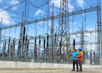 Ilustrasi pegawai PLN saat sedang melakukan pengecekan berkala di gardu induk. (Divkom PLN Pusat)