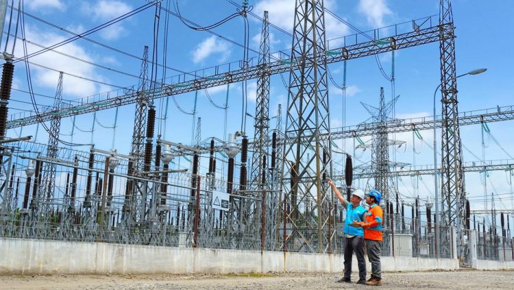 Ilustrasi pegawai PLN saat sedang melakukan pengecekan berkala di gardu induk. (Divkom PLN Pusat)