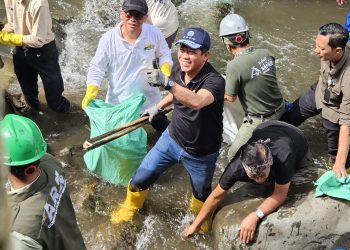 Menteri Lingkungan Hidup, Hanif Faisol Nurofiq (tengah) ketika turun langsung membersihkan sampah di hulu Sungai Ciliwung di Cisarua, Bogor pada Jumat (03/10/2025). (Divkom PLN Pusat)