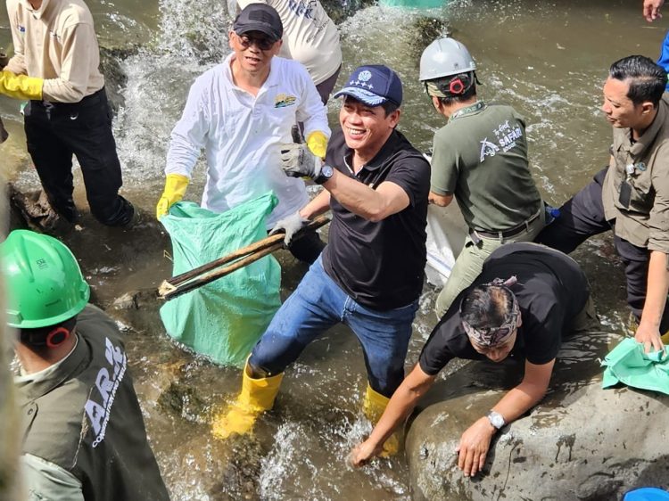 Menteri Lingkungan Hidup, Hanif Faisol Nurofiq (tengah) ketika turun langsung membersihkan sampah di hulu Sungai Ciliwung di Cisarua, Bogor pada Jumat (03/10/2025). (Divkom PLN Pusat)