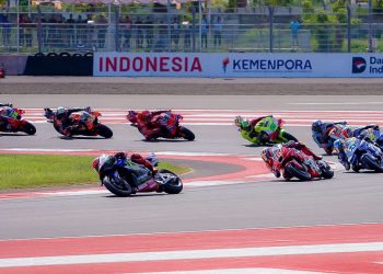 Para pembalap saling menyalip dan memacu motornya untuk memperebutkan posisi pertama pada ajang MotoGP di Sirkuit Mandalika, Lombok Tengah, NTB pada Minggu (5/10). Event balap internasional ini merupakan tahun keempatnya digelar di Indonesia. (Divkom PLN Pusat)