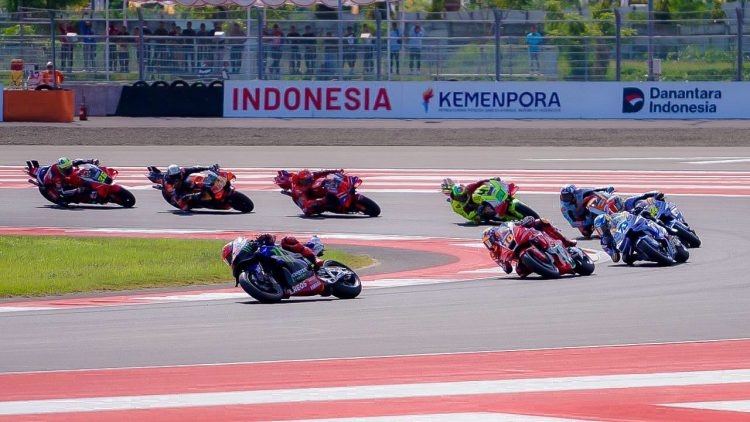 Para pembalap saling menyalip dan memacu motornya untuk memperebutkan posisi pertama pada ajang MotoGP di Sirkuit Mandalika, Lombok Tengah, NTB pada Minggu (5/10). Event balap internasional ini merupakan tahun keempatnya digelar di Indonesia. (Divkom PLN Pusat)