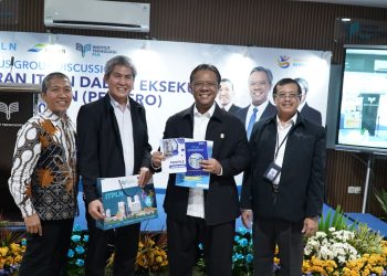 Direktur Legal dan Manajemen Human Capital PLN, Yusuf Didi Setiarto (2 dari kanan) dan Rektor ITPLN, Prof. Iwa Garniwa  (2 dari kiri) diabadikan foto bersama usai mengikuti Focus Group Discussion (FGD di Kampus ITPLN, Senin, (06/10/2025). ( Divkom PLN Pusat)