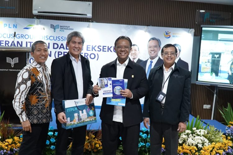 Direktur Legal dan Manajemen Human Capital PLN, Yusuf Didi Setiarto (2 dari kanan) dan Rektor ITPLN, Prof. Iwa Garniwa  (2 dari kiri) diabadikan foto bersama usai mengikuti Focus Group Discussion (FGD di Kampus ITPLN, Senin, (06/10/2025). ( Divkom PLN Pusat)