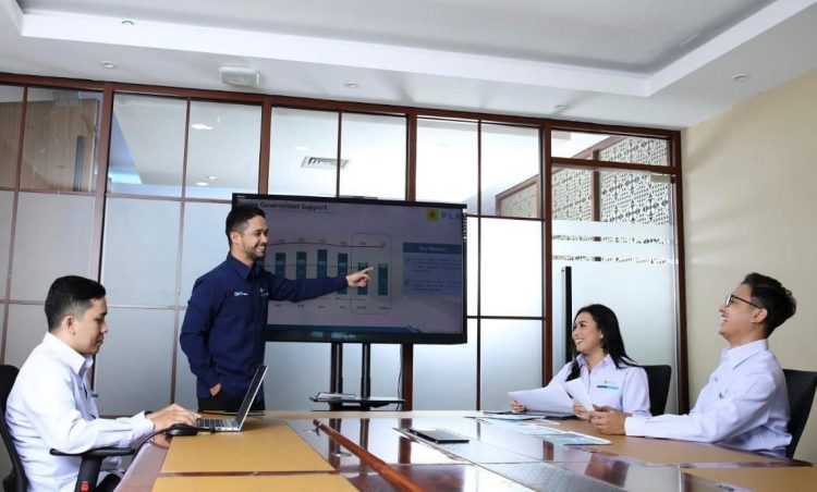 PLN resmi menutup masa pendaftaran Rekrutmen Umum PLN Group 2025 pada Minggu 5 Oktober 2025. Usai penutupan pendaftaran, proses seleksi akan dilanjutkan ke tahap berikutnya. Peserta yang lolos administrasi akan serangkaian tahapan seleksi yang meliputi tes akademis dan bahasa Inggris, tes adaptif, tes kesehatan, dan wawancara akhir. (Divkom PLN Pusat)