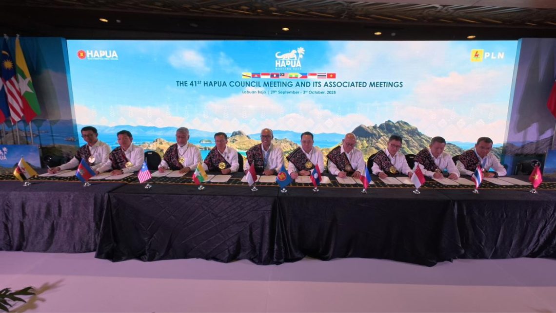 Seremoni penandatanganan Letter of Transmittal oleh para Kepala Delegasi negara anggota HAPUA, sebagai penanda resmi disepakatinya hasil The 41st HAPUA Council Meeting di Labuan Bajo, Kabupaten Manggarai Barat, Nusa Tenggara Timur. (Divkom PLN Pusat/PenaTerkini.co.id)