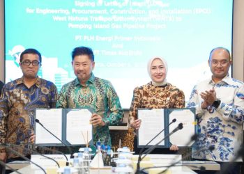Penandatanganan ini menandai langkah penting PLN EPI dalam memperkuat keandalan pasokan gas bumi untuk sistem kelistrikan nasional, khususnya di wilayah Batam dan sekitarnya. Proyek ini menjadi jembatan strategis dalam mendukung transisi energi bersih berbasis gas bumi serta memperkuat ketahanan energi nasional. Kiri ke Kanan: Direktur Utama PT Timas Suplindo, Sulianto Entong; Direktur Gas dan BBM PLN EPI, Erma Melina Sarahwati; Tenaga Ahli Menteri ESDM Bidang Monitoring dan Evaluasi Infrastruktur Migas Anggawira. (PLN EPI/ Divkom PLN Pusat)