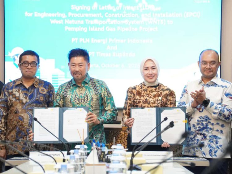 Penandatanganan ini menandai langkah penting PLN EPI dalam memperkuat keandalan pasokan gas bumi untuk sistem kelistrikan nasional, khususnya di wilayah Batam dan sekitarnya. Proyek ini menjadi jembatan strategis dalam mendukung transisi energi bersih berbasis gas bumi serta memperkuat ketahanan energi nasional. Kiri ke Kanan: Direktur Utama PT Timas Suplindo, Sulianto Entong; Direktur Gas dan BBM PLN EPI, Erma Melina Sarahwati; Tenaga Ahli Menteri ESDM Bidang Monitoring dan Evaluasi Infrastruktur Migas Anggawira. (PLN EPI/ Divkom PLN Pusat)