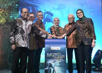 Prosesi launching Electricity Connect 2025 di Jakarta, Selasa (7/10) oleh Direktur Pembinaan Program Ketenagalistrikan Direktorat Jenderal Ketenagalistrikan Kementerian ESDM, Wanhar (kedua dari kiri), Direktur Manajemen Proyek dan Energi Baru Terbarukan PLN, Suroso Isnandar (kiri), Wakil Ketua Umum I MKI, Chairani Rachmatullah (ketiga dari kanan), Sekretaris Jenderal MKI, Arsyadany G. Akmalaputri (kanan), Ketua Umum MKI Periode 2004-2008, Ali Herman Ibrahim (ketiga dari kiri), dan Ketua Bidang Pendanaan MKI Periode 1998-2001, Syahril Anwar (kedua dari kanan). (Divkom PLN Pusat)