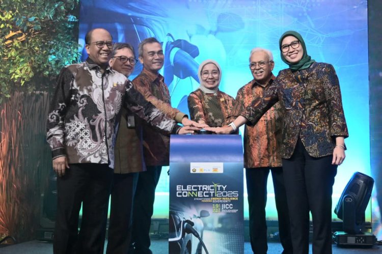 Prosesi launching Electricity Connect 2025 di Jakarta, Selasa (7/10) oleh Direktur Pembinaan Program Ketenagalistrikan Direktorat Jenderal Ketenagalistrikan Kementerian ESDM, Wanhar (kedua dari kiri), Direktur Manajemen Proyek dan Energi Baru Terbarukan PLN, Suroso Isnandar (kiri), Wakil Ketua Umum I MKI, Chairani Rachmatullah (ketiga dari kanan), Sekretaris Jenderal MKI, Arsyadany G. Akmalaputri (kanan), Ketua Umum MKI Periode 2004-2008, Ali Herman Ibrahim (ketiga dari kiri), dan Ketua Bidang Pendanaan MKI Periode 1998-2001, Syahril Anwar (kedua dari kanan). (Divkom PLN Pusat)