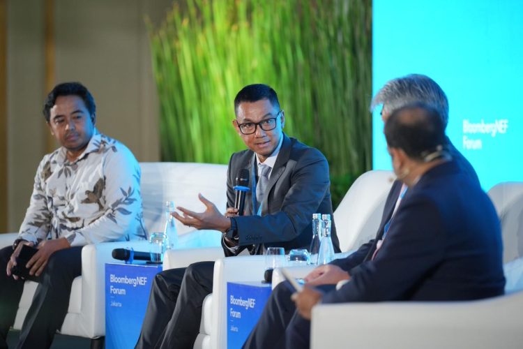 Direktur Utama PLN, Darmawan Prasodjo (kedua dari kiri) memaparkan dalam BloombergNEF Forum, sebagai perpanjangan tangan Pemerintah, PLN berkomitmen dalam memitigasi perubahan iklim demi keberlanjutan kehidupan bagi generasi di masa depan. Komitmen ini diwujudkan melalui upaya transisi energi di mana sampai dengan tahun 2040 PLN akan menambah kapasitas energi sebesar 100 Giga Watt (GW) dengan 75% berbasis EBT. (Divkom PLN Pusat)