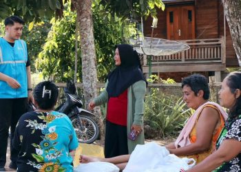 Tampak warga Dusun 4 Sungai Putih, Desa Bandar Jaya, Musi Banyuasin sedang berbincang dengan petugas PLN. Para warga antusias menyambut hadirnya listrik di dusun mereka lewat Program Listrik Desa tahun ini. (Divkom PLN Pusat)