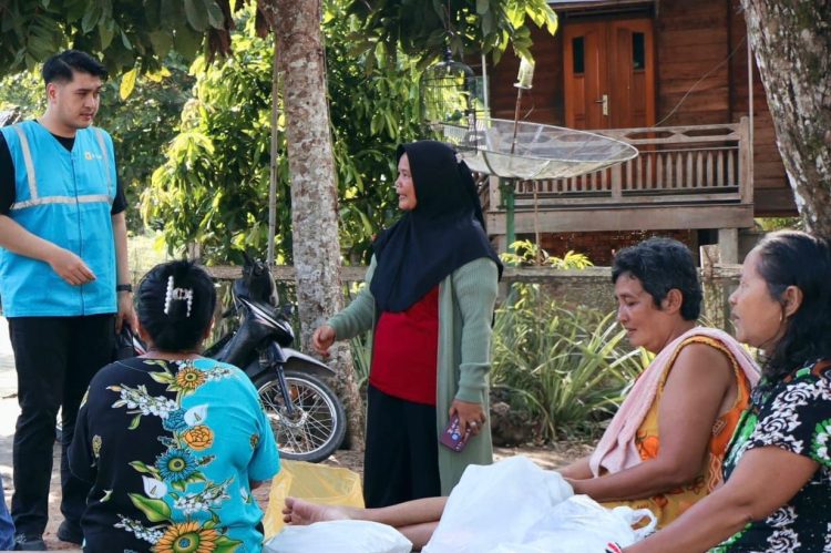 Tampak warga Dusun 4 Sungai Putih, Desa Bandar Jaya, Musi Banyuasin sedang berbincang dengan petugas PLN. Para warga antusias menyambut hadirnya listrik di dusun mereka lewat Program Listrik Desa tahun ini. (Divkom PLN Pusat)