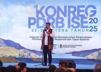 Gubernur Sumut, Muhammad Bobby Afif Nasution, S.E., M.M menyampaikan sambutan di acara Konreg PDRB dan ISE 2025 se-Sumatera, di Hotel Santika Premiere Dyandra Hotel & Convention Medan, Jumat (17/10/2025). (PenaTerkini.co.id)