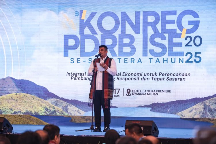 Gubernur Sumut, Muhammad Bobby Afif Nasution, S.E., M.M menyampaikan sambutan di acara Konreg PDRB dan ISE 2025 se-Sumatera, di Hotel Santika Premiere Dyandra Hotel & Convention Medan, Jumat (17/10/2025). (PenaTerkini.co.id)
