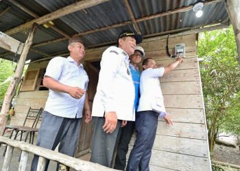 Menteri Energi dan Sumber Daya Mineral, Bahlil Lahadalia (kanan) didampingi Bupati Musi Banyuasin, M. Toha Tohet (kedua dari kiri), dan Direktur Utama PLN, Darmawan Prasodjo (kedua dari kanan) secara simbolis menyalakan rumah penerima manfaat Bantuan Pasang Baru Listrik, Ruslan (kiri) di Desa Bandar Jaya, Musi Banyuasin, Sumatera Selatan (16/10). Tahun ini, Kementerian ESDM menargetkan 215 ribu rumah tangga tidak mampu yang belum berlistrik dapat merasakan manfaat program sambung listrik gratis tersebut. (Divkom PLN Pusat)