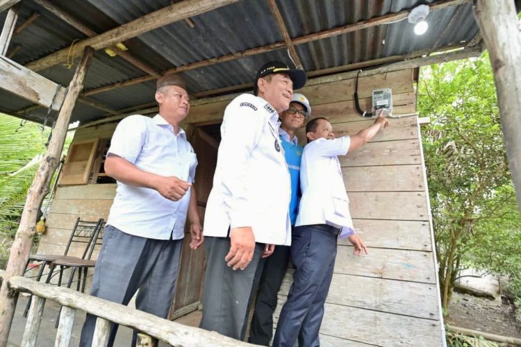 Menteri Energi dan Sumber Daya Mineral, Bahlil Lahadalia (kanan) didampingi Bupati Musi Banyuasin, M. Toha Tohet (kedua dari kiri), dan Direktur Utama PLN, Darmawan Prasodjo (kedua dari kanan) secara simbolis menyalakan rumah penerima manfaat Bantuan Pasang Baru Listrik, Ruslan (kiri) di Desa Bandar Jaya, Musi Banyuasin, Sumatera Selatan (16/10). Tahun ini, Kementerian ESDM menargetkan 215 ribu rumah tangga tidak mampu yang belum berlistrik dapat merasakan manfaat program sambung listrik gratis tersebut. (Divkom PLN Pusat)