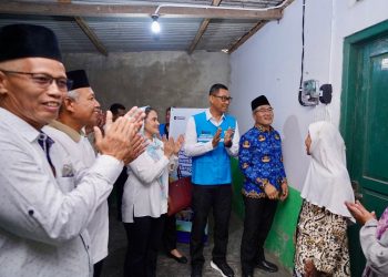 Simbolis penyalaan listrik program “Berbagi Cahaya, Menumbuhkan Harapan”di rumah salah satu penerima manfaat di Kabupaten Bantul, DIY, Partinah (kanan) oleh Bupati Bantul, Abdul Halim Muslih (kedua dari kanan) didampingi Direktur Utama PLN, Darmawan Prasodjo (ketiga dari kanan), Lurah Wonokromo, Machrus Hanafi (kedua dari kiri), dan ⁠Tokoh masyarakat Wonokromo, Maryadi (kiri). (Divkom PLN Pusat)