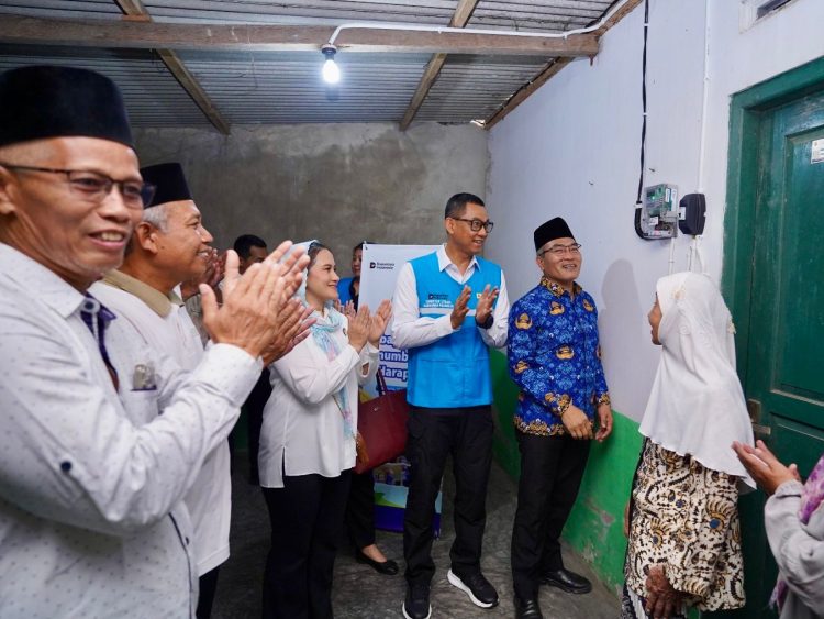 Simbolis penyalaan listrik program “Berbagi Cahaya, Menumbuhkan Harapan”di rumah salah satu penerima manfaat di Kabupaten Bantul, DIY, Partinah (kanan) oleh Bupati Bantul, Abdul Halim Muslih (kedua dari kanan) didampingi Direktur Utama PLN, Darmawan Prasodjo (ketiga dari kanan), Lurah Wonokromo, Machrus Hanafi (kedua dari kiri), dan Tokoh masyarakat Wonokromo, Maryadi (kiri). (Divkom PLN Pusat)