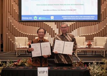 Penandatanganan Adendum Perjanjian Kerja Sama (PKS) tentang Penyediaan Tenaga Listrik dan Percepatan Investasi di Sektor Ketenagalistrikan oleh Deputi Bidang Kerja Sama Penanaman Modal Kementerian Investasi dan Hilirisasi/Badan Koordinasi Penanaman Modal (BKPM), Tirta Nugraha Mursitama (kanan) dan Direktur Retail dan Niaga PLN, Adi Priyanto (kiri) yang diselenggarakan di Malang, Jawa Timur, Kamis (16/10/2025). (Divkom PLN Pusat)