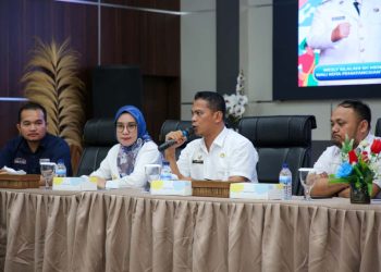 Sekda Kota Pematangsiantar  Junaedi Antonius Sitanggang, S.STP., M.Si menyampaikan sambutan saat menghadiri acara Road to Bulan Keuangan Kota Pematangsiantar Tahun 2025, di Gedung Serbaguna Pemerintah Kota (Pemko) Pematangsiantar, Rabu (22/10/2025) siang. (Diskominfo PS/PenaTerkini.co.id)