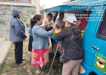 Antusias masyarakat berbelanja kebutuhan pokok di Pasar Murah Keliling (Sarling) yang di gelar Pemko Pematang Siantar bersama TPID. (Diskominfo Ps/PenaTerkini.co.id)