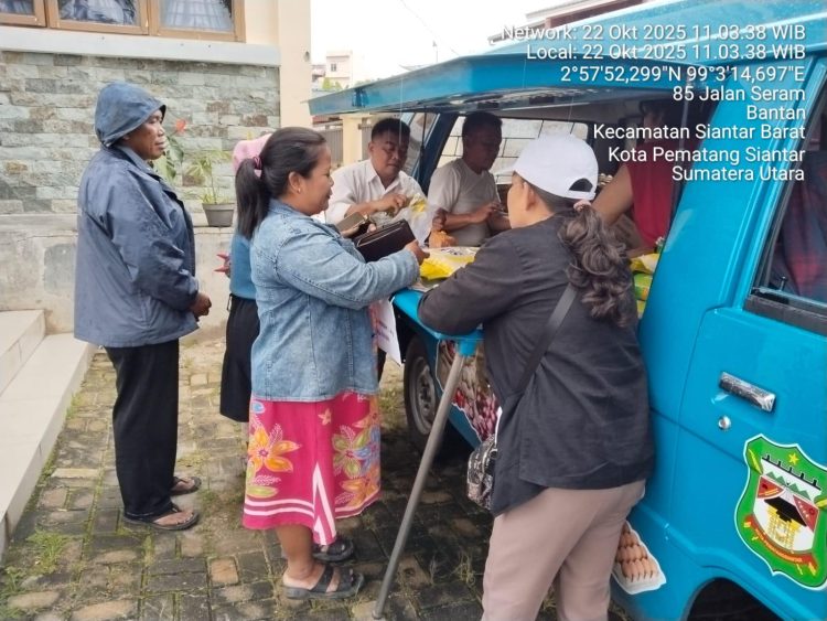Antusias masyarakat berbelanja kebutuhan pokok di Pasar Murah Keliling (Sarling) yang di gelar Pemko Pematang Siantar bersama TPID. (Diskominfo Ps/PenaTerkini.co.id)