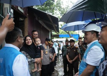Direktur Perencanaan Korporat dan Pengembangan Bisnis PLN, Hartanto Wibowo (kiri) tengah berbincang dengan salah satu penerima manfaat, Fitriani (kedua dari kiri). Fitriani tak kuasa menahan haru saat menceritakan perubahan positif yang akan dirasakan setelah rumahnya mendapat sambungan listrik gratis program "Berbagi Cahaya, Menumbuhkan Harapan" dalam rangka menyambut Hari Listrik Nasional ke-80. (Divkom PLN Pusat)