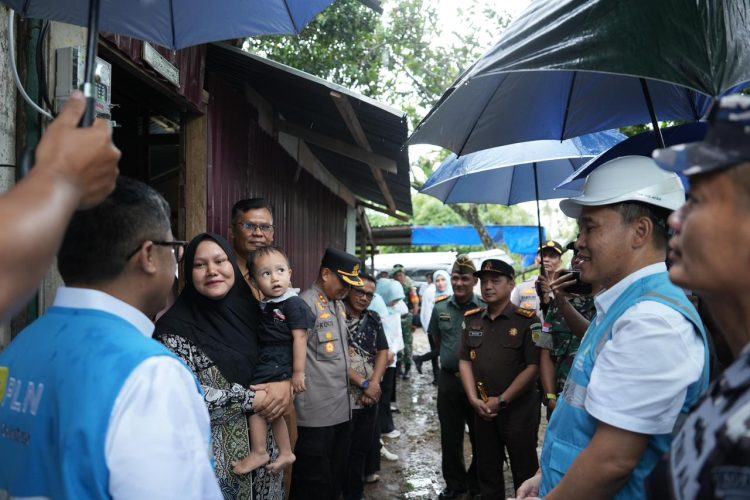 Direktur Perencanaan Korporat dan Pengembangan Bisnis PLN, Hartanto Wibowo (kiri) tengah berbincang dengan salah satu penerima manfaat, Fitriani (kedua dari kiri). Fitriani tak kuasa menahan haru saat menceritakan perubahan positif yang akan dirasakan setelah rumahnya mendapat sambungan listrik gratis program "Berbagi Cahaya, Menumbuhkan Harapan" dalam rangka menyambut Hari Listrik Nasional ke-80. (Divkom PLN Pusat)