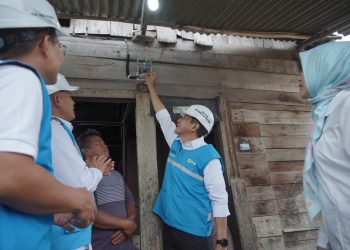 Direktur Transmisi dan Perencanaan Sistem PLN, Edwin Nugraha Putra (kedua dari kanan) bersama General Manager PLN Unit Induk Distribusi Sumatera Utara, Ahmad Syauki (kiri), dan General Manager Unit Induk Penyaluran dan Pusat Pengatur Beban Sumatera, Amirrudin (kedua dari kiri) secara simbolis menyalakan lampu rumah Marluga Marbun (tengah), salah satu penerima manfaat program penyambungan listrik gratis "Berbagi Cahaya, Menumbuhkan Harapan" di Desa Aek Horsik, Kecamatan Badiri, Tapanuli Tengah, Sumatera Utara (22/10/2025). (Divkom PLN Pusat)