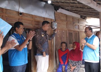 Simbolis penyalaan listrik program “Berbagi Cahaya, Menumbuhkan Harapan” di rumah salah satu penerima manfaat di Desa Bogor, Kecamatan Cawas, Kabupaten Klaten, Jawa Tengah, Ngadinem (kedua dari kanan) oleh Bupati Klaten, Hamenang Wajar Ismoyo (kedua dari kiri) didampingi Direktur Manajemen Proyek dan Energi Baru Terbarukan PLN, Suroso Isnandar (kanan) dan General Manager PLN Unit Induk Pembangunan Jawa Bagian Timur dan Bali, Moh. Fathol Arifin (kiri). (Divkom PLN Pusat)