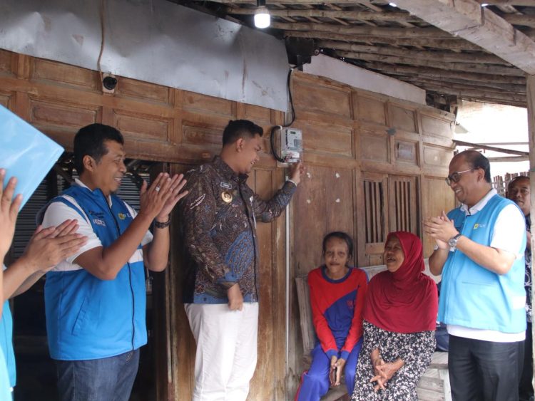 Simbolis penyalaan listrik program “Berbagi Cahaya, Menumbuhkan Harapan” di rumah salah satu penerima manfaat di Desa Bogor, Kecamatan Cawas, Kabupaten Klaten, Jawa Tengah, Ngadinem (kedua dari kanan) oleh Bupati Klaten, Hamenang Wajar Ismoyo (kedua dari kiri) didampingi Direktur Manajemen Proyek dan Energi Baru Terbarukan PLN, Suroso Isnandar (kanan) dan General Manager PLN Unit Induk Pembangunan Jawa Bagian Timur dan Bali, Moh. Fathol Arifin (kiri). (Divkom PLN Pusat)