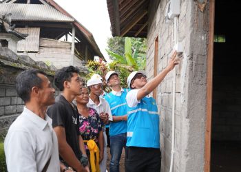 Direktur Teknologi, Engineering, dan Keberlanjutan PT PLN (Persero), Evy Haryadi (kanan) didampingi General Manager PLN UID Bali, Eric Rossi Priyo Nugroho (dua dari kanan) saat melakukan penyalaan simbolis bantuan penyambungan listrik gratis di Desa Marga Tua, Kabupaten Tabanan, Bali pada Rabu, (22/10). Program bertajuk“Berbagi Cahaya, Menumbuhkan Harapan”dalam rangka Hari Listrik Nasional ke-80 ini disaksikan langsung oleh penerima bantuan dengan penuh suka cita. (Divkom PLN Pusat)