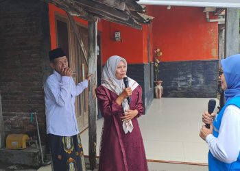 Salah satu penerima manfaat, Kuzaemah, diwakili oleh adik iparnya, Rikanah (tengah), saat berbincang hangat dengan Direktur Distribusi PLN, Arsyadany G. Akmalaputri (kanan). Ia menyampaikan rasa haru dan syukur atas bantuan penyambungan listrik gratis melalui Program “Berbagi Cahaya, Menumbuhkan Harapan”. (Divkom PLN Pusat)