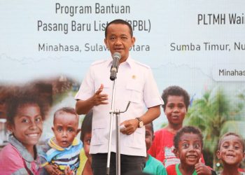 Dalam sambutannya pada agenda 'Merdeka dari Kegelapan" di Desa Winebetan, Kecamatan Langowan Selatan, Kabupaten Minahasa, Sulawesi Utara pada Rabu (29/10), Rabu (29/10/2025), Menteri ESDM Bahlil Lahadalia menegaskan bahwa program ini sangat penting untuk memastikan kehadiran negara dalam mewujudkan keadilan energi di seluruh pelosok Tanah Air. (Divkom PLN Pusat)