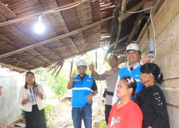Direktur Manajemen Pembangkitan PLN, Rizal Calvary Marimbo (kedua dari kanan) secara simbolis menyalakan listrik di rumah salah satu penerima program sambung listrik gratis "Berbagi Cahaya, Menumbuhkan Harapan", Ringin Torabu di Tentena, Kabutapen Poso, Sulawesi Tengah, Jumat, (24/10/2025). (Divkom PLN Pusat)